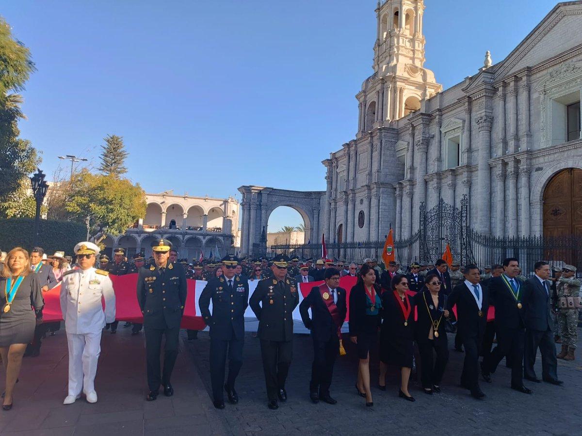 #Arequipa el gobernador @RohelSanchez preside la ceremonia dominical de izamiento del pabellón nacional junto a las autoridades de la ciudad y población en general en la Plaza de Armas.