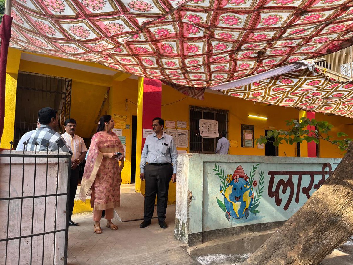 KDMCOfficial's tweet photo. महापालिका आयुक्त डॉ. इंदु राणी जाखड़ यांनी केली कल्याण मधील मतदार संघातील मतदान केंद्रांची पाहणी !
#CEOMaharashtra #eci #kdmc #deothane #ecisveep #voting #voteismust #voteispower #votekaro #thanedistrict #novotertobeleftbehind https://t.co/s3lGFEa5mH
