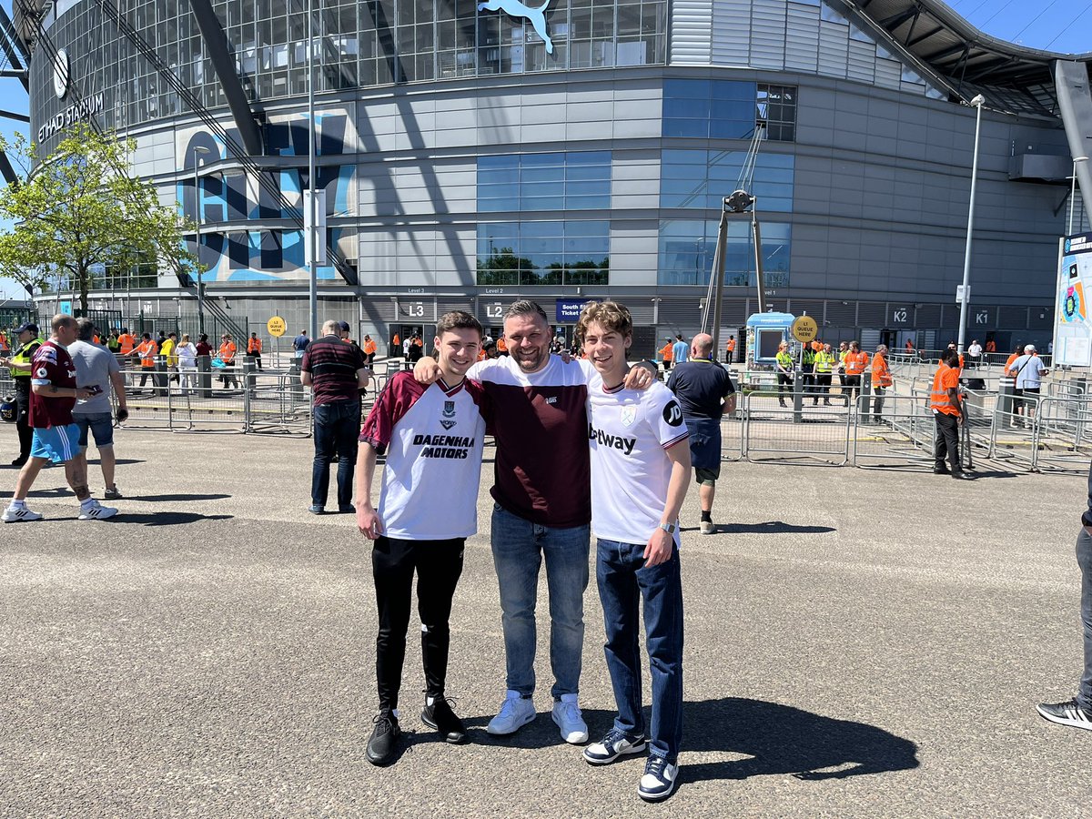 Oldhammerman's tweet photo. Etihad, last game of a looong season @DJTonyCukg @HarleyC06 @jasteel10 #COYI @RitaRGC @medleyvocals @suggsmoore @geoff_marling @HornchurchElvis https://t.co/o59Xc44C1B