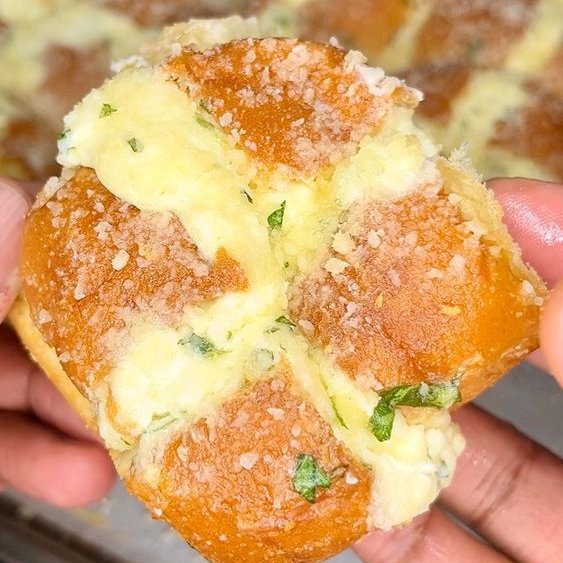 Garlic Cream Cheese Hawaiian Rolls😋