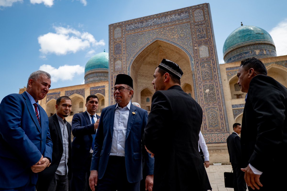 Hari terakhir di Uzbekistan bermula dengan bergerak ke Bukhara yang terletak kira-kira 270 kilometer dari bandar Samarkand. Ketibaan saya dan delegasi Malaysia di Lapangan Terbang Antarabangsa Bukhara di sambut oleh Timbalan Perdana Menteri Pertama Uzbekistan, Achilbay