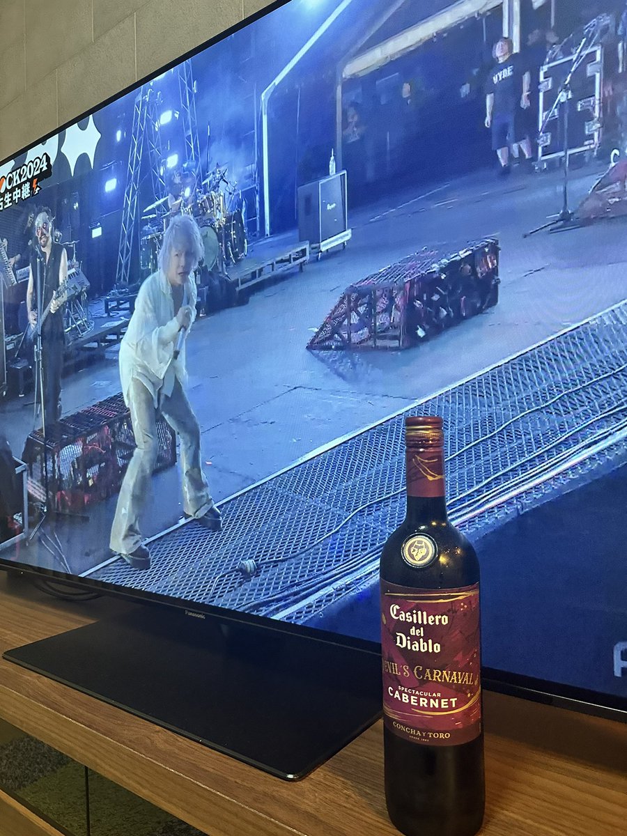 19_ochume's tweet image. メトロック配信でHYDEさん見ながら贅沢にいただきました🤤❤️
しっかり甘みもあって深い味わいでとっても飲みやすかった！！このお値段でこれはリピ買いしちゃう🍷！！！白飲むのも楽しみ〜🍷今日もHYDEさんはかっこいいと可愛いで感情忙しかった🫶
#HYDE #メトロック #DEVILSCARNAVAL