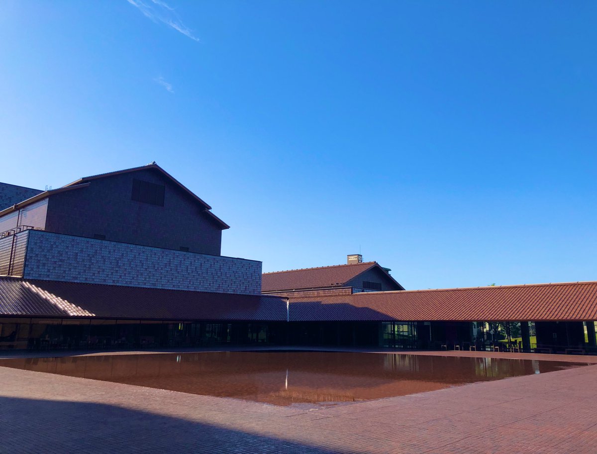 昨日訪れた、島根県県立石見美術館。石州瓦の壁面に驚き、水の張られた中庭の美しさに心打たれました。絶景を自然の中に求めてきたけど、人の作るものに初めてそつした絶景から受けるような清々しさと心地よさを感じました。内藤廣さんの設計です。