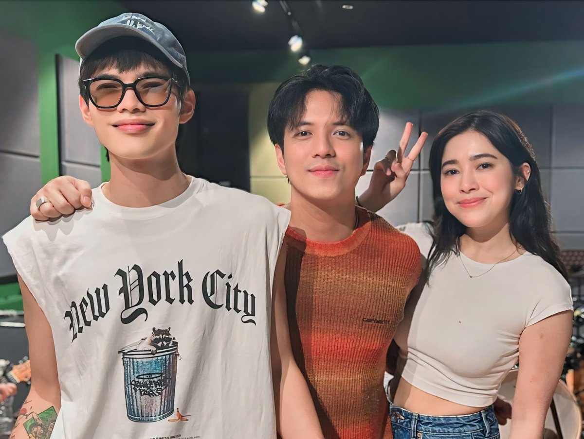 TJ Monterde posted a picture with Moira Dela Torre and Arthur Nery via an Instagram post update

LINK:
🖇️instagram.com/p/C7GwC4iyxJ0/…

@moiradelatorre | #MoiraDelaTorre