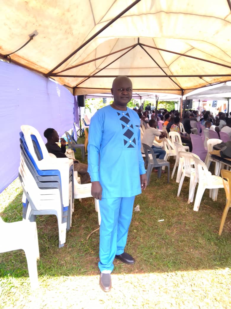 KyankwanziDLG's tweet photo. DEO, Ibrahim Kabuuka handed over office and he has officially stated his retirement.   In his speech, he encouraged the incoming  Ag. DEO Katono Eva to  work as a team with her staff , have financial discipline and always consult for better performance. https://t.co/Yr9bUW6j6K