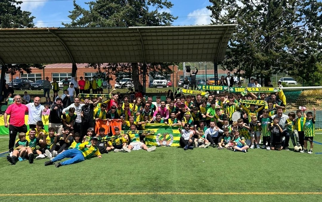 SEGUIM A TERCERA!!!!! El primer equip ha guanyat 8-0 al Can Clota i seguirà un any més a 3a catalana

Felicitats equip!!! 💛💚💛💚💛💚💛

Enhorabona jugadors, staff tècnic, directiva, amics, familiars i afició!!!

Begues és de tercera... Com a mínim!!!