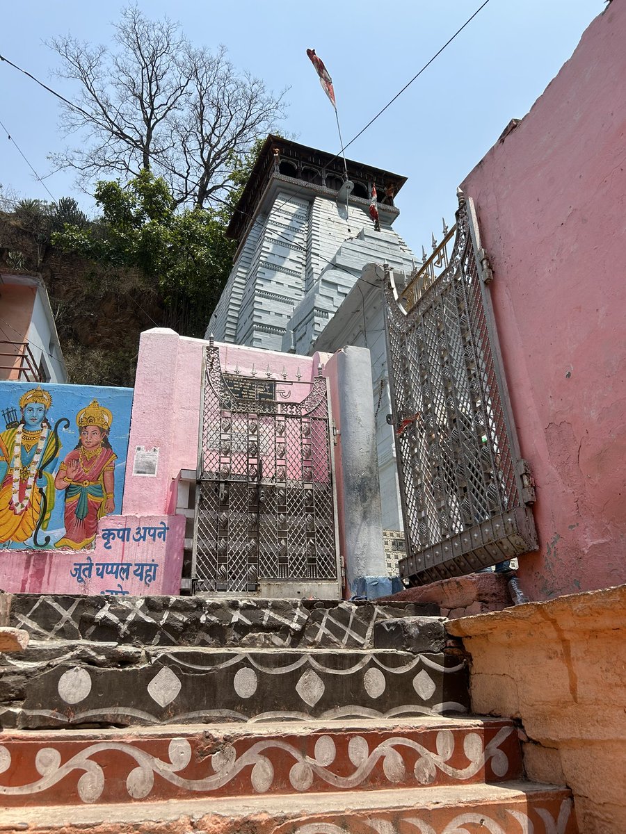 Didn’t know that Devprayag has a Divyadesam 🙏🏼😇 Raghunathji Mandir, Devprayag 😍 Bonus blessing of this trip! #Uttarakhand #DevBhumi #Divyadesam #DevPrayag