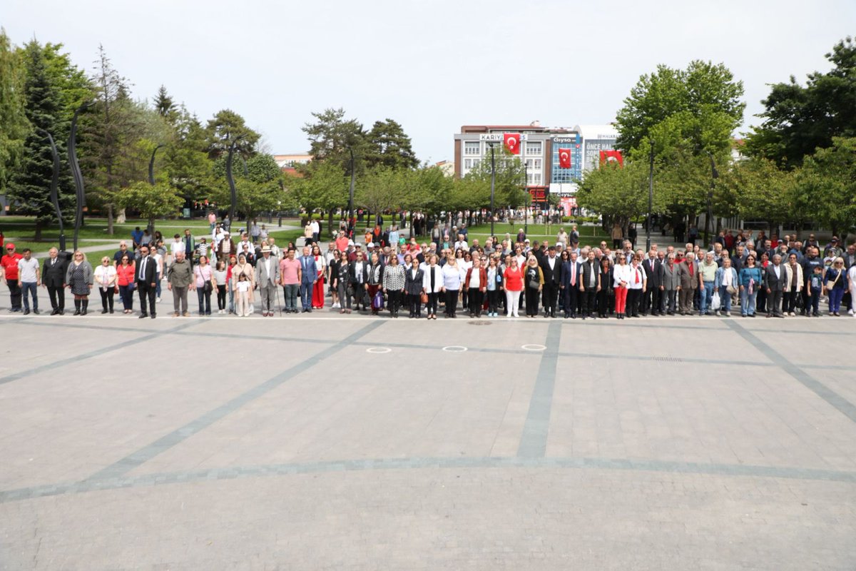 Bolu Belediyesi, Cumhuriyet Halk Partisi örgütümüz ve sivil toplum örgütlerimiz ile birlikte Atamızın huzuruna çelenk bıraktık. Bizler, unutturmaya çalışanlara inat, milli bayramlarımızı çoşkuyla kutlamaya devam edeceğiz.