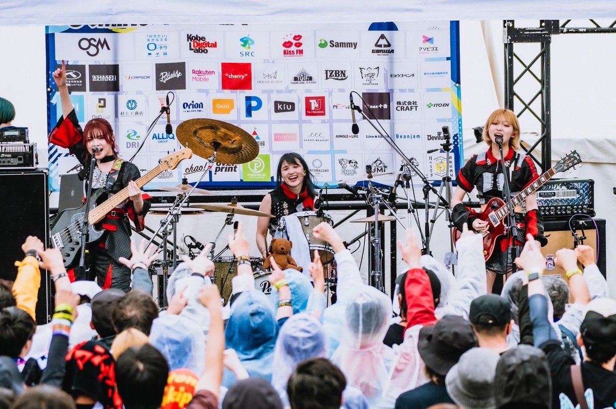 カミコベありがとうございました！！ 初の雨の中でのライブ！ 機材とかヒヤヒヤしたけど これはこれでめちゃくちゃ楽しかったなぁ！😎💦 みんな見に来てくれてありがとう！！ あったかくしてね🥹 photo by @alltoz696