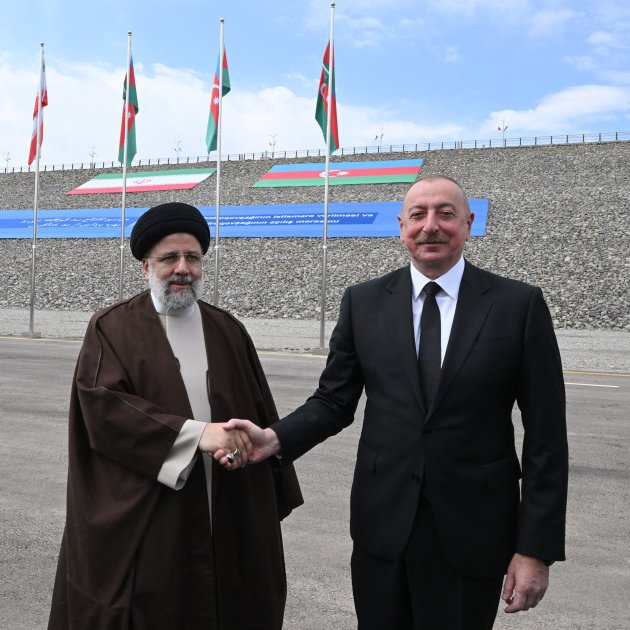 Bugün Azerbaycan Cumhurbaşkanı Aliyev ile görüşen İran Cumhurbaşkanı Reisi:

“Bazıları bizim yan yana gelmemizi hoş karşılamıyor ama bizim için önemli değiller.”