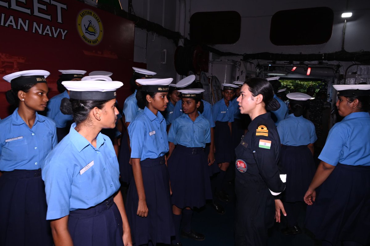 #SeaCadetCorps Cadets Gain Valuable Insights into @indiannavy's Operations during their visit to #INSJalashwa at #Visakhapatnam. 100 SCC cadets were provided a comprehensive understanding of Navy operations, #maritimeheritage & life onboard ships.