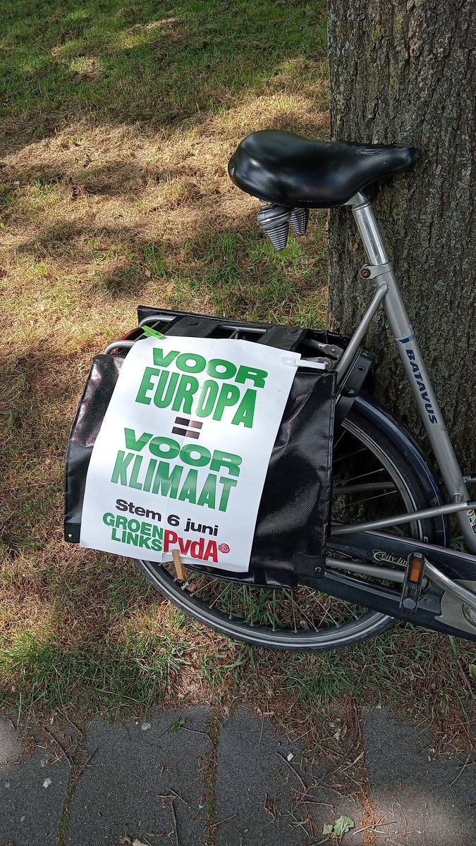 Ik wil nogsteeds een manier vinden om netter (verkiezings)posters aan mijn fietstas te kunnen bevestigen. Maar iets met de riemen die je hebt.