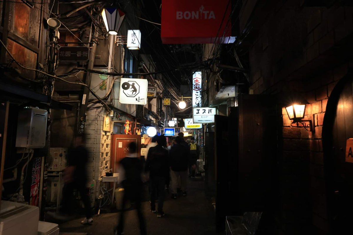 新宿の夜　（16）
#新宿　#スナップ　#ファインダー越しの世界
#tokyo #wander #streetphotography