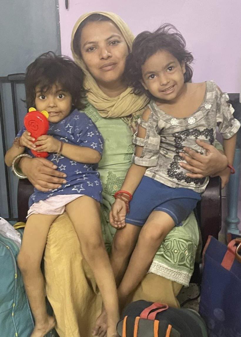 Posting this on the request of a colleague who is trying to help Geeta Sharma and her two daughters (pic with consent). Geeta’s husband Mehboob Ali left her and the daughters in a rented accommodation in Ghaziabad. The landlord threw them out and they have been living in a park