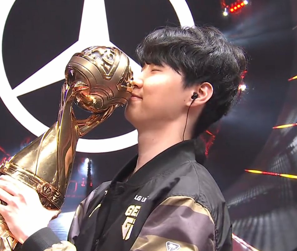 Caedrel's tweet image. he aint wasting his first international trophy kiss on that one

hes saving it for the worlds trophy