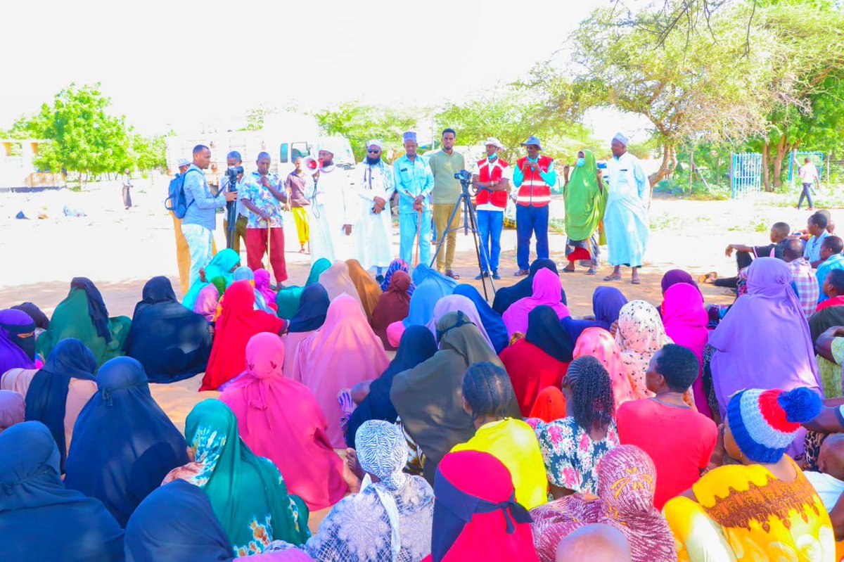 1/3: The @KenyaRedCross #Garissa branch today successfully distributed assorted food Items to 400 Households at NENAP IDP Camp in Garissa Township. 
The donation was made possible thro' the support of Garissa County Religious leaders, KRCS & GoK.