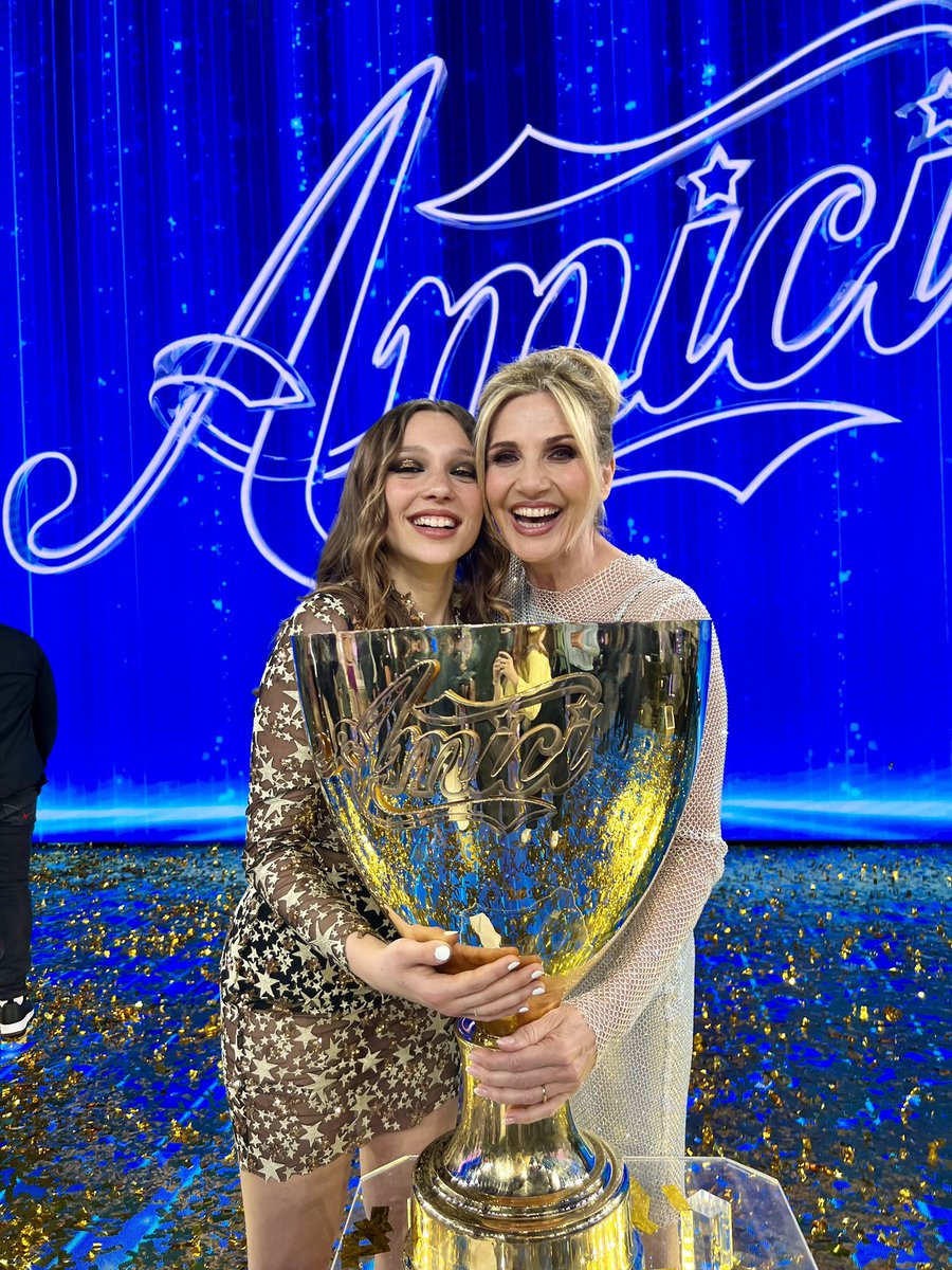 Io ancora non mi sono ripresa😂Sarah, quanto lo speravo per te… e quanto ho pianto perché non me l’aspettavo. 
Sei stata l’emblema di quello che Amici rappresenta: sei entrata nel programma che non avevi mai fatto una lezione di canto in vita tua. Oggi esci con un bagaglio di