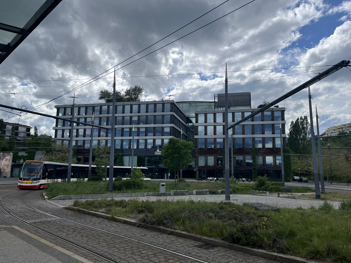 manijakcz's tweet photo. Budova ČSOB na Radlické. Takový město ve městě. Krásný moderní prostory od architekta Pleskota. Fotit se smělo jen z jedné terasy. Pan Pleskot tenhle výhled na Vyšehrad miloval, ale pak mu do toho postavili dům ve svahu. #openhousepraha https://t.co/KPEZTL47Kx