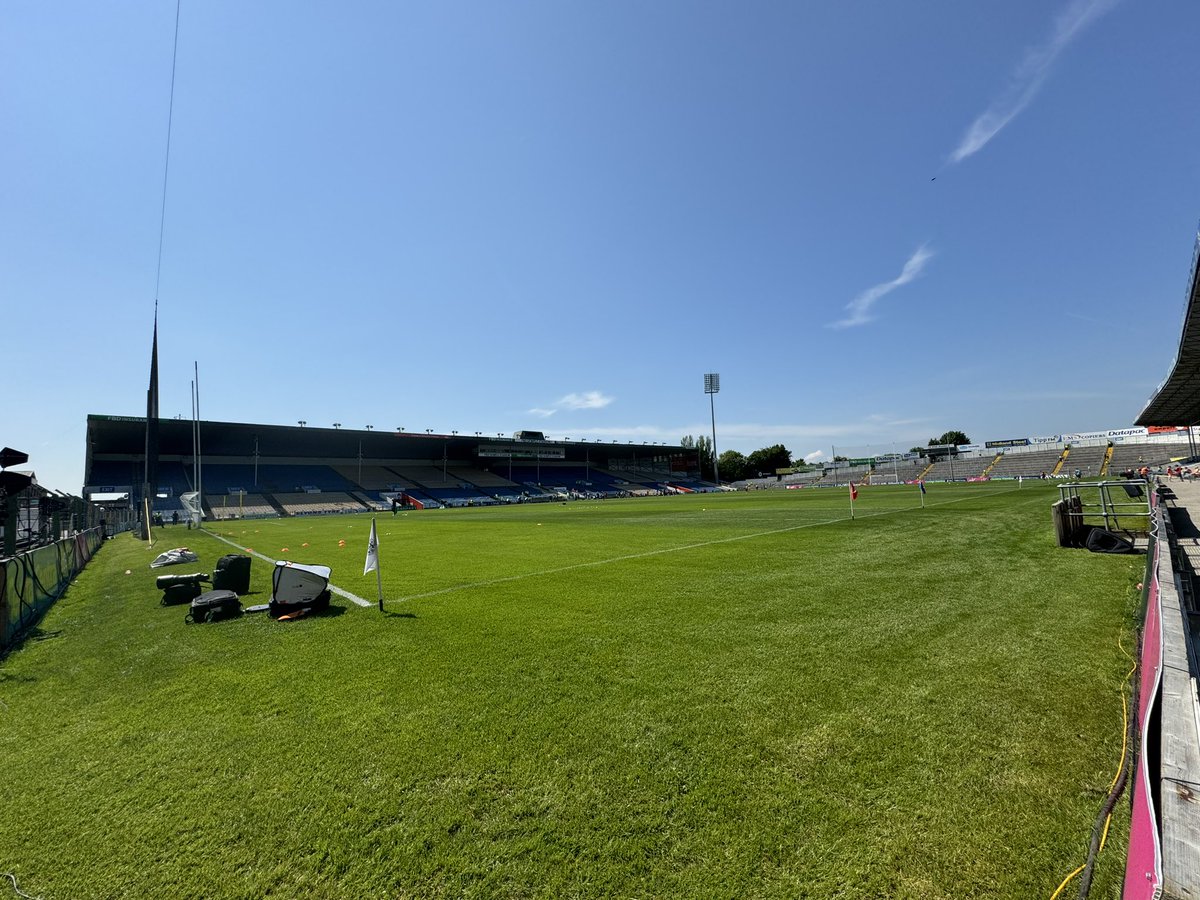 Sunny day here in Thurles, Tipp v Cork. Throw in at 16:00. Watch us live on RTE2