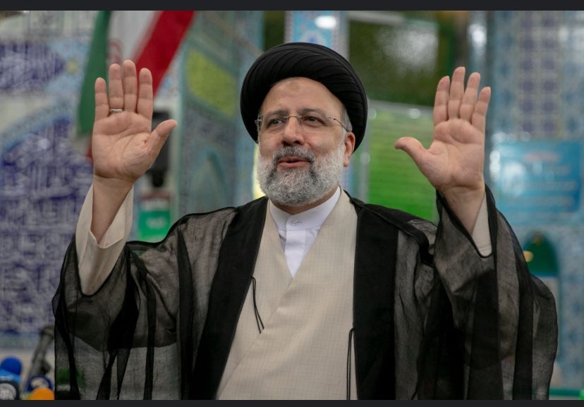 #IRAN 🇮🇷 : Un hélicoptère transportant le président iranien Ebrahim Raïssi s'est écrasé dans le nord-ouest du pays. L’appareil faisait partie d’un convoi de trois hélicoptères. Selon l'agence de presse Tashim, les sauveteurs tentent désormais d'arriver sur les lieux. Outre