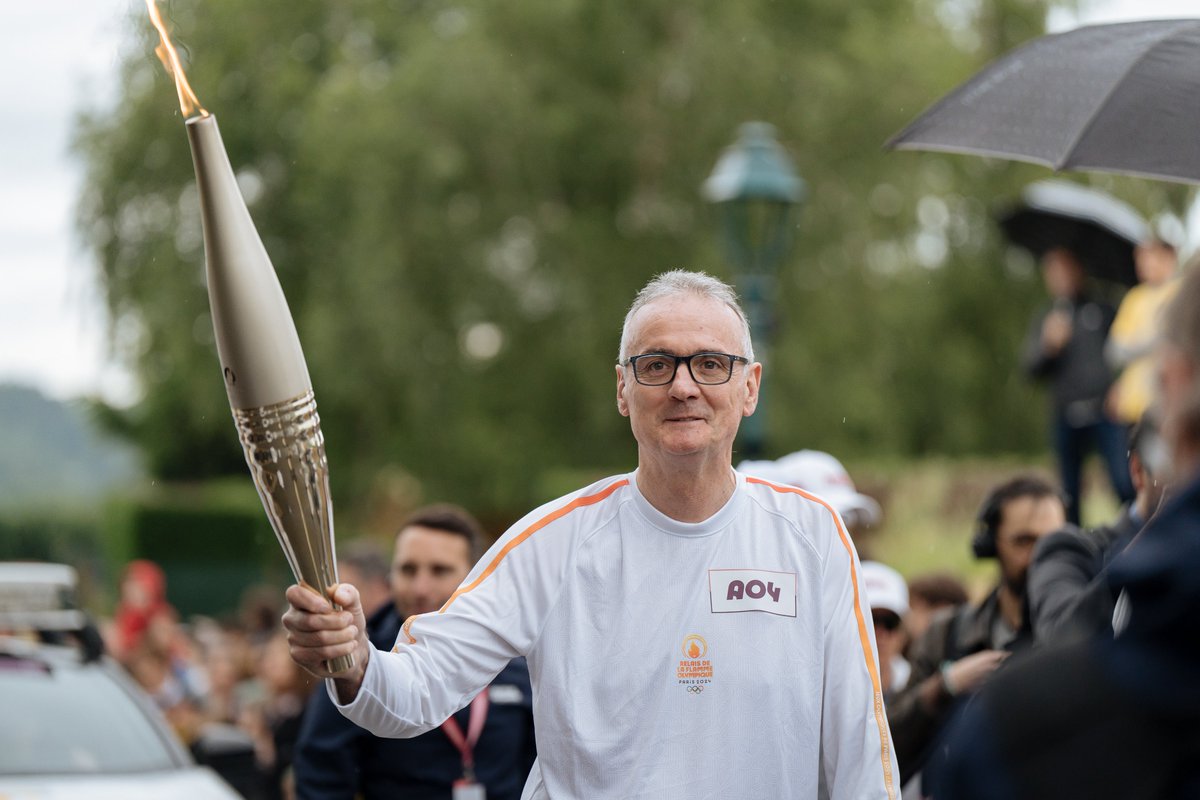 La flamme de #Paris2024 sait d'où elle vient et notamment à qui elle le doit. Frère, enfant et petits enfants de Bernard Lapasset ont porté la flamme olympique chez lui à Louit dans son village des Hautes-Pyrénées. Un hommage à Bernard Lapasset grand artisan de l’organisation