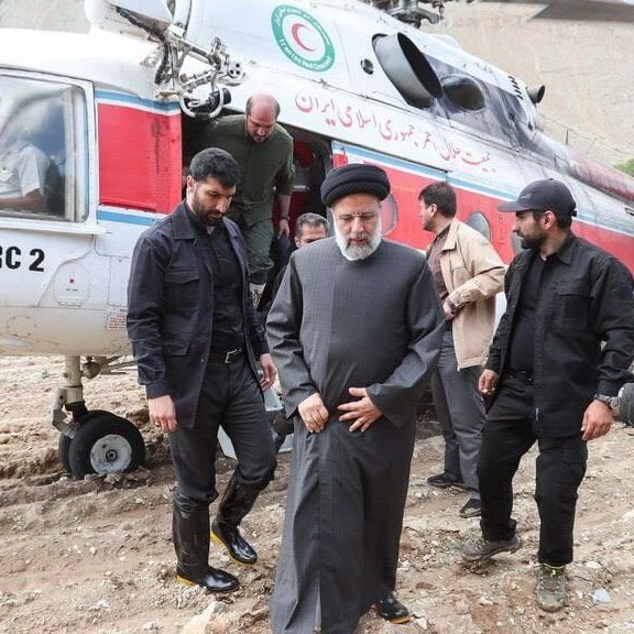 İran İçişleri Bakanı Ahmed Vahidi: 'Hava koşulları kötü, olayla ilgili doğru bilgi vermek için kurtarma ekiplerinin gelmesini bekliyoruz.'