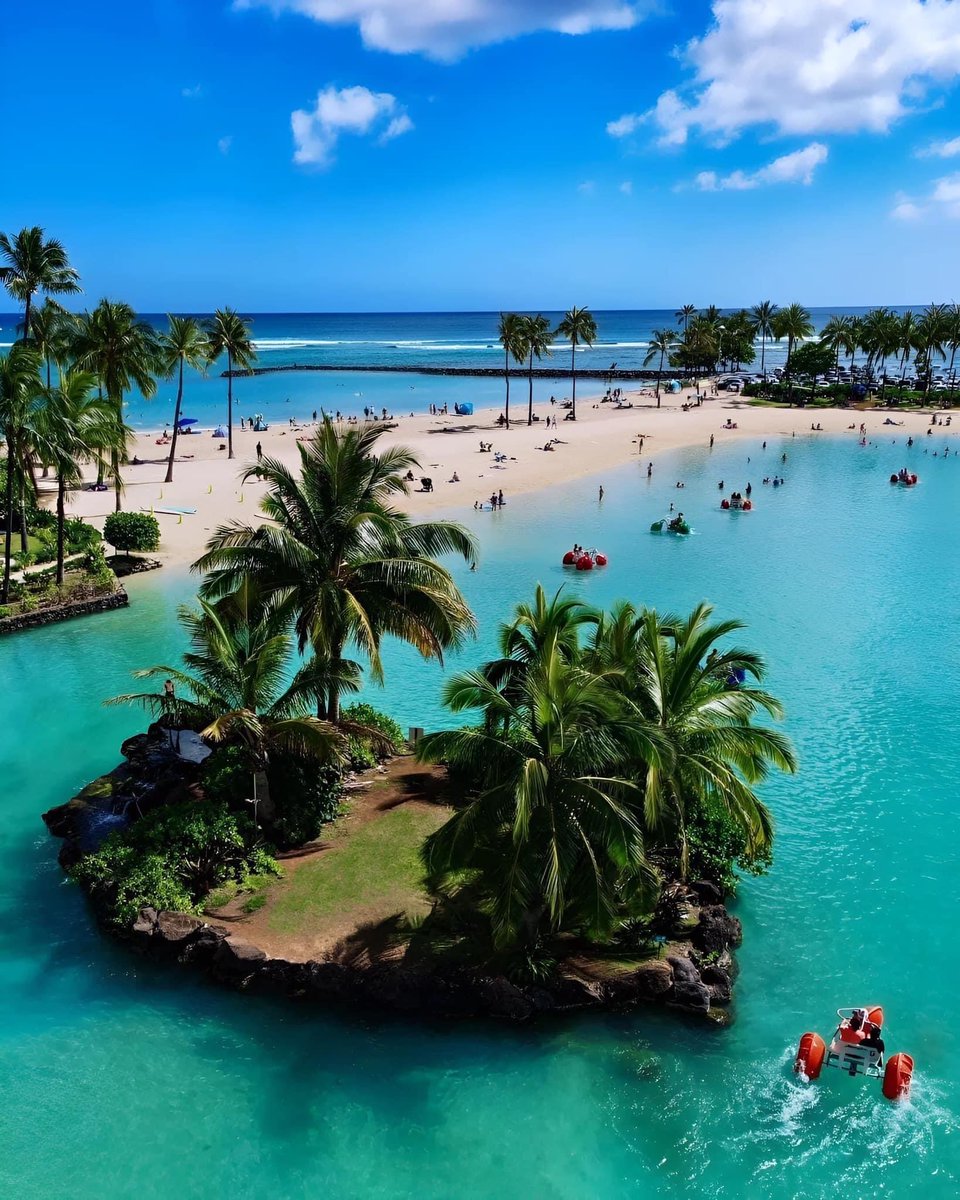 🌴 Waikiki Beach, Honolulu, Hawaii 🌺