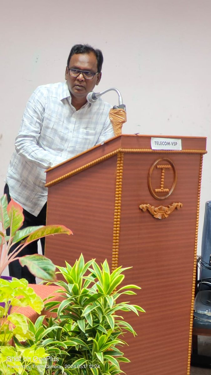 RINL_VSP's tweet image. 📡 Shri M. Sudhakar, GM (Telecom), detailed this year’s theme and showcased various telecom systems in VSP, including Telephone exchanges, Conference Systems, VHF Communication, and more. #RINL #TelecomSystems @JM_Scindia @fskulaste @SteelMinIndia @PibSteel @PIB_India