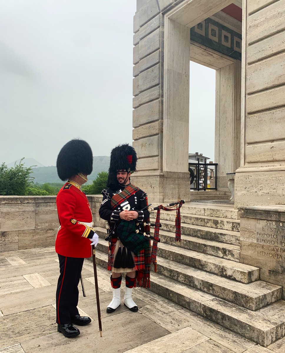 To mark #Montecassino80 today at the @CWGC we had over 100 🇬🇧 service personnel from @RoyalTankRegt, the Royal Regiment Fusiliers and the Honourable Artillery Company, as well as from @JFC_Naples. 🙏 🥁by the @HAC_Band 🎼