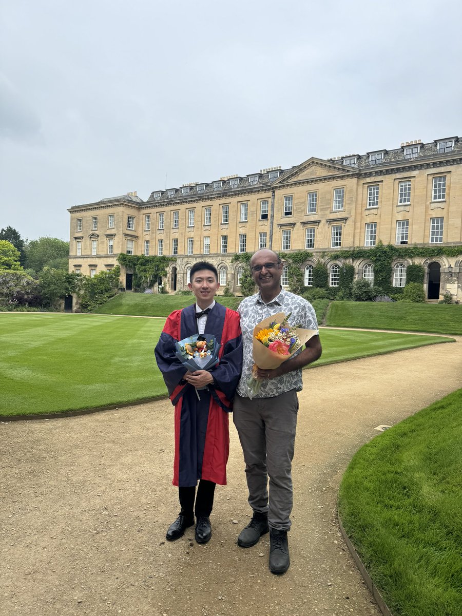 A glorious weekend of @UniofOxford DPhil graduations for @OxfordEcosystem . Congratulations Drs @trishuphigh Dr @ChristmannTina and Dr @_h_zhang !!