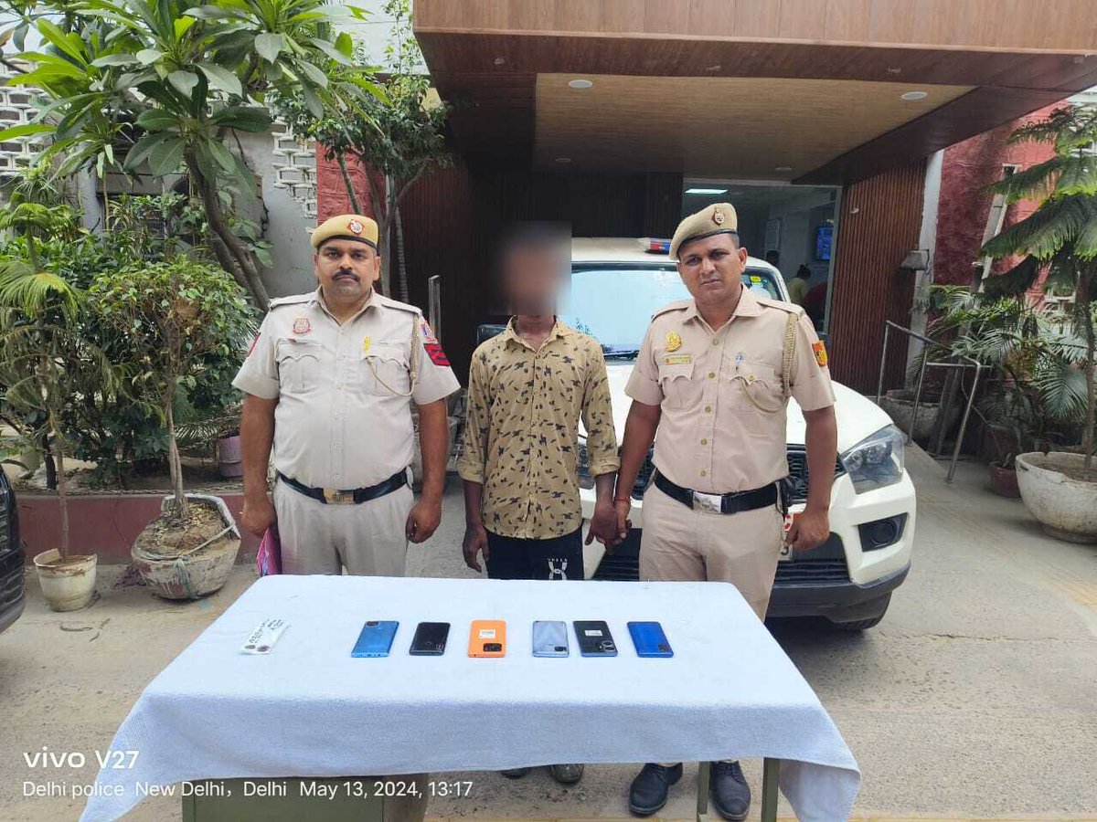 🚨 Bust Alert: PS Pahar Ganj's vigilance pays off! One thief, Dheeraj @ Chhotu, caught red-handed with 6 stolen phones and a button-actuated knife. Stellar patrolling and swift action! #DelhiPolice #CrimeBusted #CommunitySafety @DelhiPolice @LtGovDelhi @CPDelhi