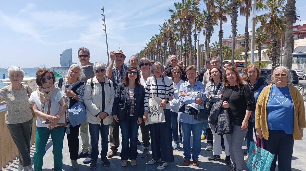 Foto final de la #RutaLiterària d'aquest matí: JOAN SALVAT-PAPASSEIT, BARCELONA I EL MAR #MUHBA Cicle 'La ciutat i la literatura'. Moltes gràcies a tots els participants! #LaCiutatilaLiteratura #MUHBA #BCNPoesia2024 #BarcelonaPoesia @anyPapasseit