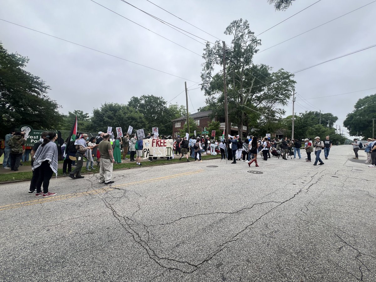 BrittanyEdney's tweet photo. APD squad cars &amp; bicycle units are now blocking off the end of Lucile Ave. it’s 2 blocks down from where #FREEPALESTİNE protesters are rallying. It’s also the route to Morehouse college which is .3 miles away. @FOX5Atlanta https://t.co/lMGN5lu38g