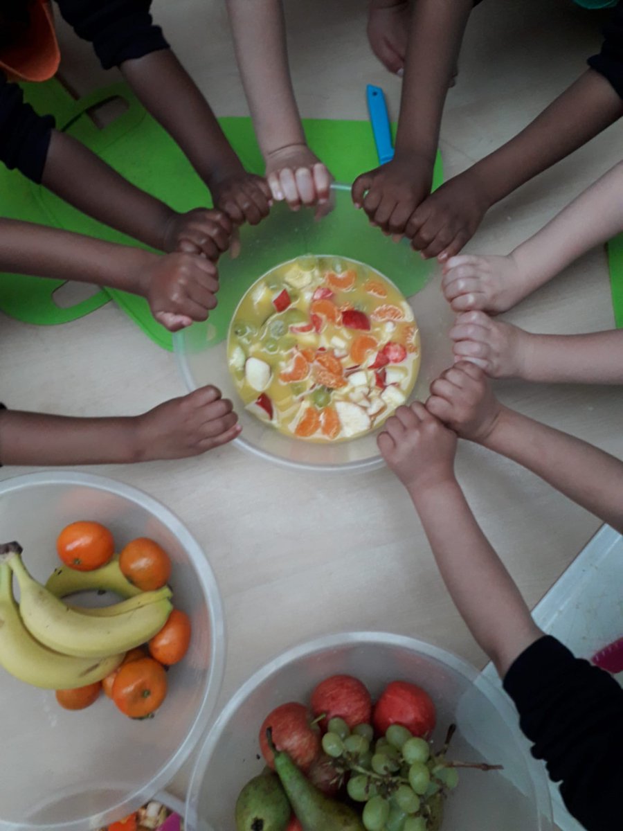 Fantastic day @SurreySqSchool 36 nursery pupils made their own 5 a day fresh fruit salad, then with 10 more pupils in the afterschool club took home salad bags to make with their families & friends🍌🍏🍐🍊 #FoodEducation #healthyeating #enjoyment #excellence #newskills #teamwork