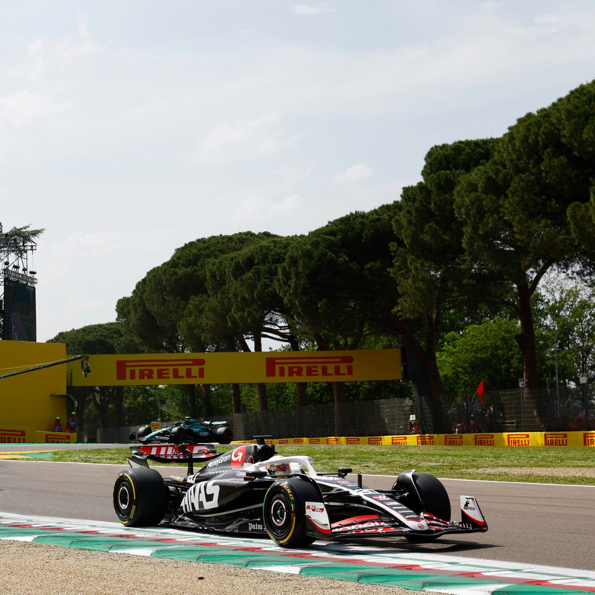 Lap 31/63 #ImolaGP MAG continues a super stint on the mediums 🟡 P10 - MAG 🇩🇰 P13 - HULK 🇩🇪 #HaasF1