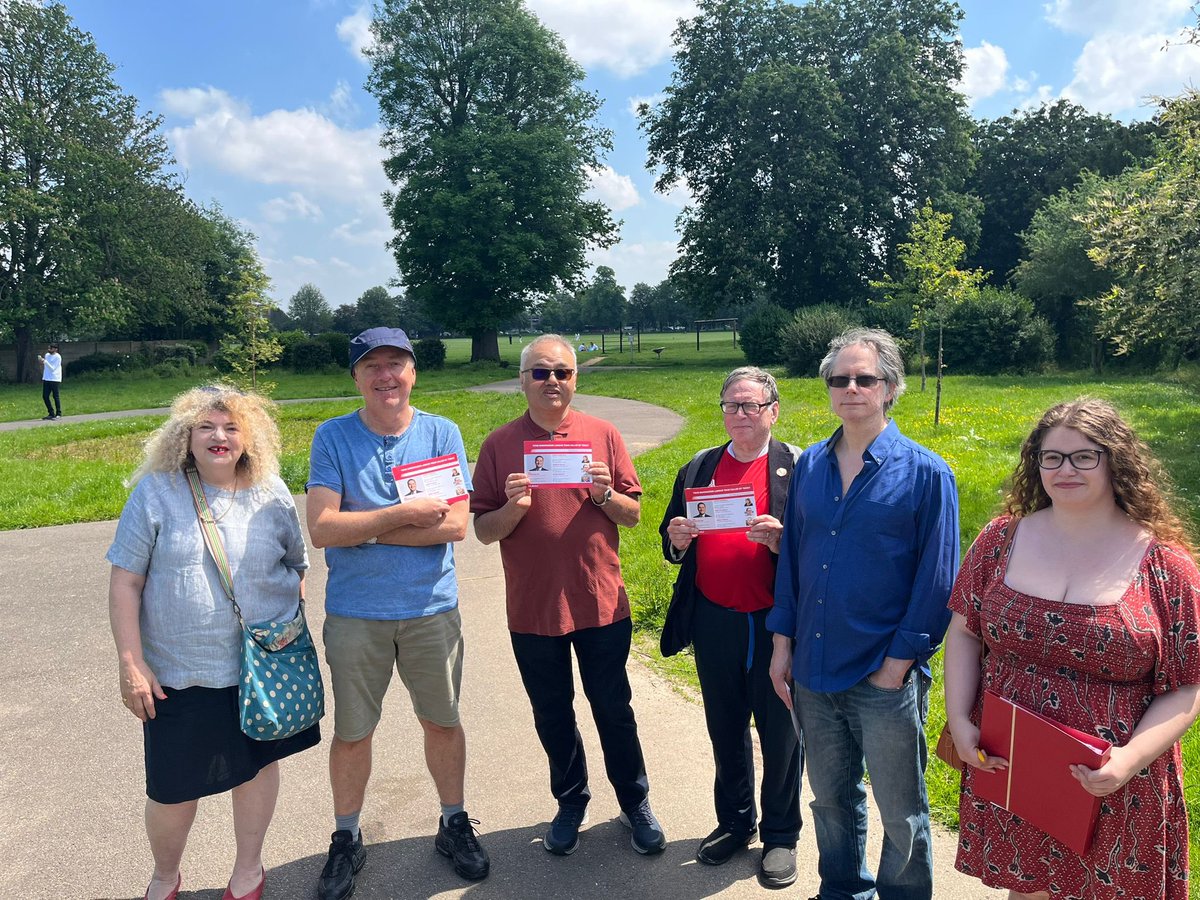 Lovely sunny 😎 day to be out listening to our neighbours concerns in #Barkingside Ward.