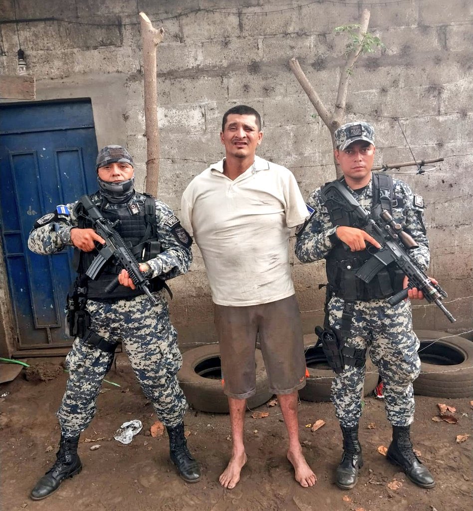 #SeguridadCiudadana | José Norberto Díaz Jordán, alias Vaca, fue capturado por la @PNCSV en la colonia Brisas de Cantarrana, en Santa Ana. 

Las autoridades informaron que este pandillero se había escondido en Guatemala y regresó a El Salvador con la intención de matar a su