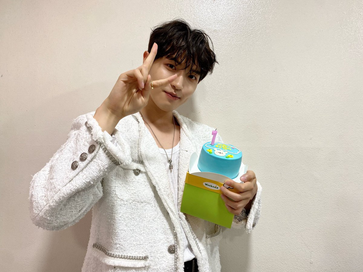 [#째니의발자국🐾] 2024.05.19 SBS <인기가요>&amp;'I Adore' 발매 기념 팬사인회&amp;MBC <송스틸러>

2주 동안 최고의 무대를 보여줄 수 있었던 건
윈드의 응원과 사랑 덕분이었어요💚💜💙

재환이도 윈드도 행복한 추억으로 남길 바라요🎈

#김재환 #KIMJAEHWAN #I_Adore #김재환_I_Adore #나만큼 #Amaid