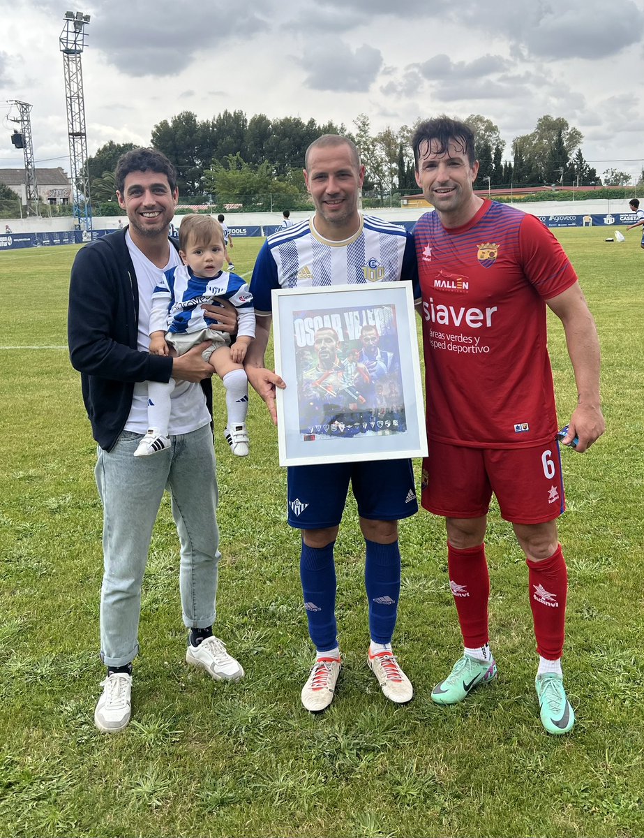 Luis Costa (@costa_el21) on Twitter photo 🥺⚽️ No podía faltar a la despedida de mi querido <a href="/valero85/">Óscar Valero</a>. Feliz de que el fútbol nos haya cruzado, de lo mejor que me llevo.
¡Eres un referente para cualquier futbolista aragonés!
🎞️ Mi regalo son fotos de una vida dándole al balón.
🖼️ Diseño <a href="/NumerosdeDavid/">Los Números de David</a>. 🥺⚽️ No podía faltar a la despedida de mi querido <a href="/valero85/">Óscar Valero</a>. Feliz de que el fútbol nos haya cruzado, de lo mejor que me llevo.
¡Eres un referente para cualquier futbolista aragonés!
🎞️ Mi regalo son fotos de una vida dándole al balón.
🖼️ Diseño <a href="/NumerosdeDavid/">Los Números de David</a>.