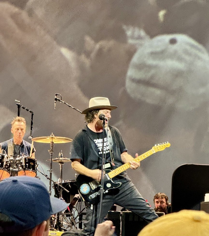 Eddie Vedder wearing a @MomsDemand shirt at the Pearl Jam concert in Sacramento. ❤️❤️❤️