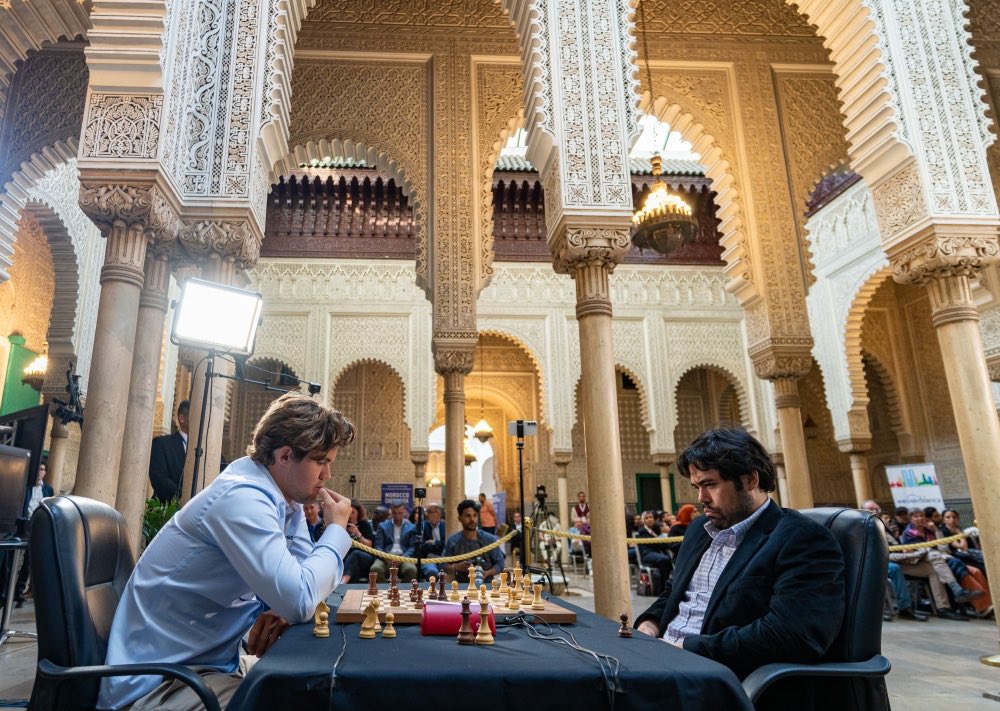🇲🇦♟️ | Le Maroc 🇲🇦 accueille les 100 ans de la Fédération Internationale d’Échec à Casablanca. 

Dans le décor mauresque de la Mahkama du Pacha, les légendes @MagnusCarlsen et @GMHikaru se sont affrontés aux échecs dans un format inédit consistant à reprendre des positions de