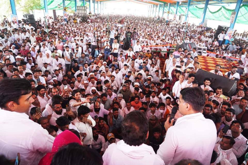 SachinPilot's tweet image. बटन दबेगा हाथ के निशान पर 🤚
खुशहाली और प्रगति के लिए
हर वर्ग के साथ ‘न्याय’ के लिए…

कांग्रेस देश के मुद्दों और जनकल्याण की बात करती है और इन मुद्दों को लेकर जनता के बीच जा रही है।

लो. स. क्षेत्र महेंद्रगढ़ में उम्मीदवार @raodansinghhry जी के चुनाव प्रचार में। 

📍नांगल चौधरी…