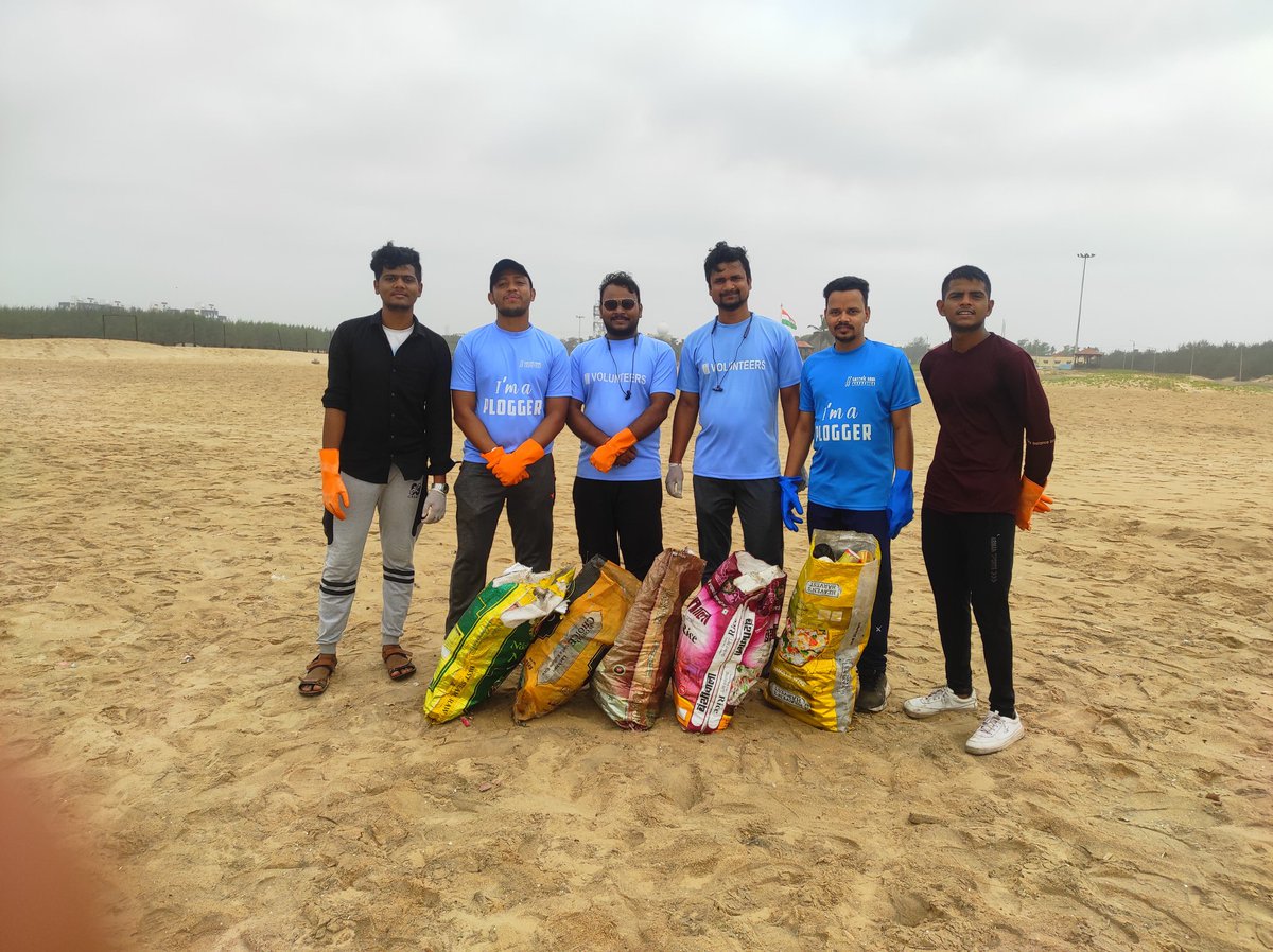 Drive No-574
Plogging at Sea Beach,Paradeep 

Volunteers of @SATTVIC_SOUL dedicatedly plogged through the golden coastline collecting trashe especially #plastic non biodegradable materials,afterwards disposed them properly. 
#planetvsplastic
@ForestDeptt