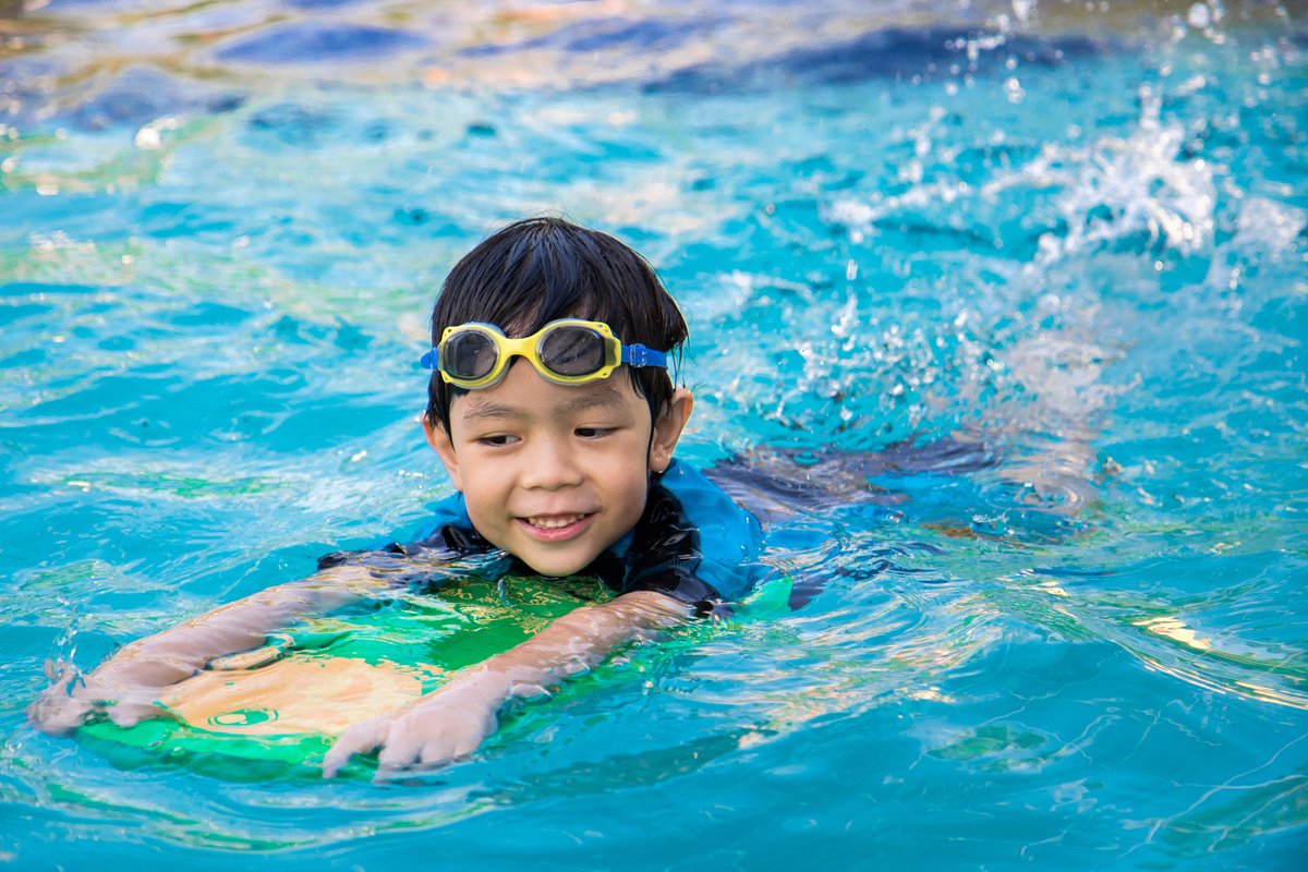 🏊‍♀️It's #NationalWaterSafetyMonth and we want to remind you that children should learn to swim early! @BrowardParks' SWIM Central offers instruction for children from six months to eight years old at several pools across the County. ow.ly/URWg50RKw6e