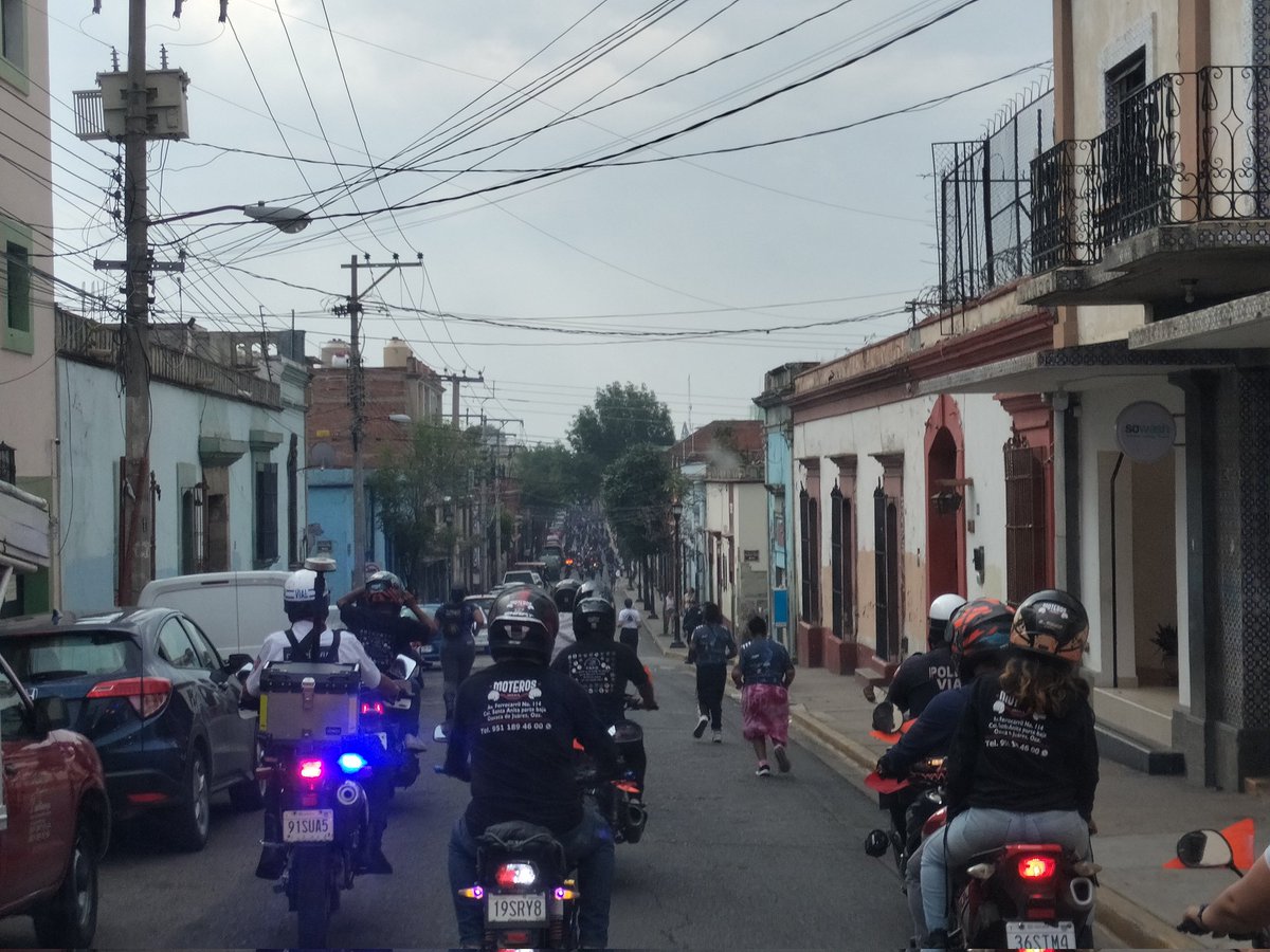 #RivacVial Carrera atlética militarizada sobre la calle de Matamoros, Centro #precaución conductores #Oaxaca
