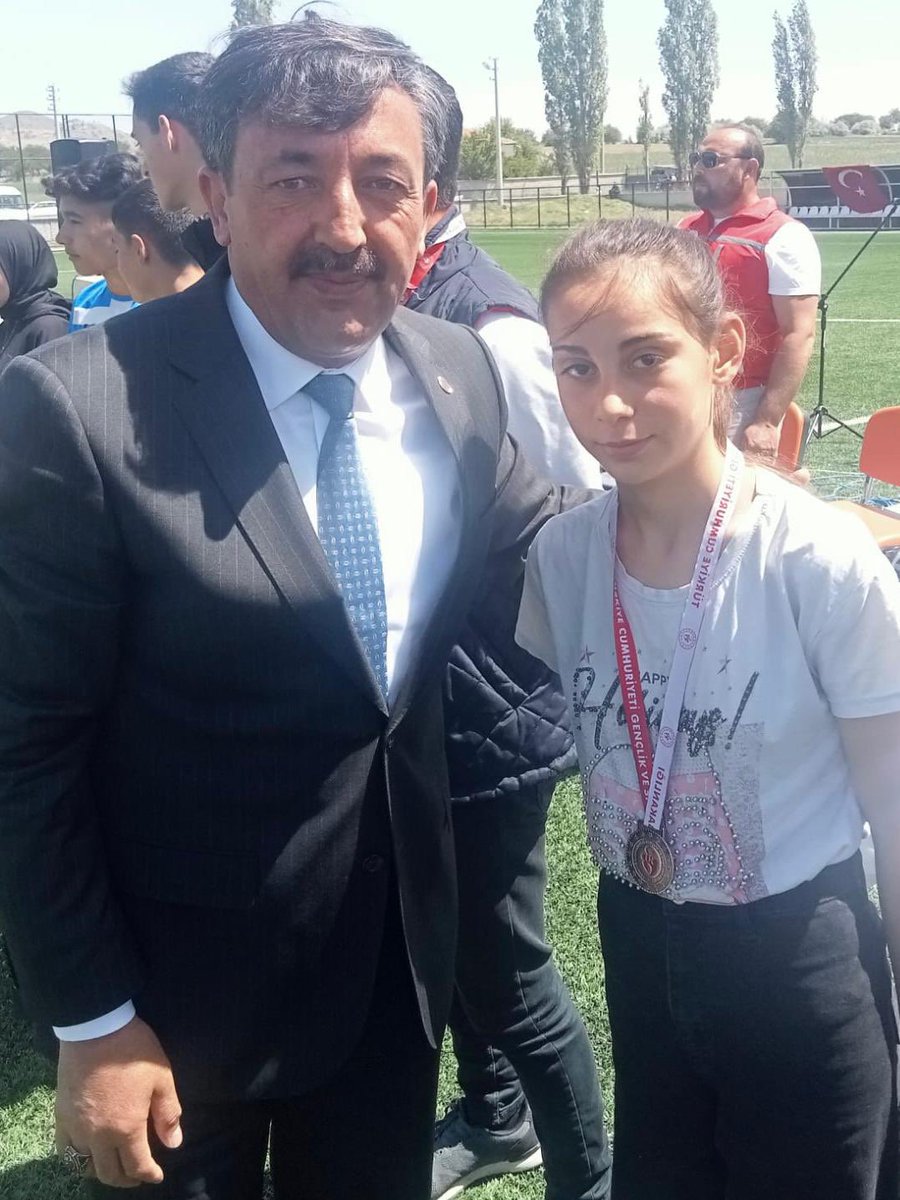 Acıgöl Belediye Başkanımız Sayın Mehmet EROĞLU, Acıgöl futbol sahasında gerçekleştirilen 19 Mayıs Atatürk’ü Anma, Gençlik ve Spor Bayramı etkinliklerine Katıldı. Saygı duruşu ve İstiklal Marşımızın ardından öğrencilerimizin hazırlamış olduğu çeşitli gösteriler sergilendi.