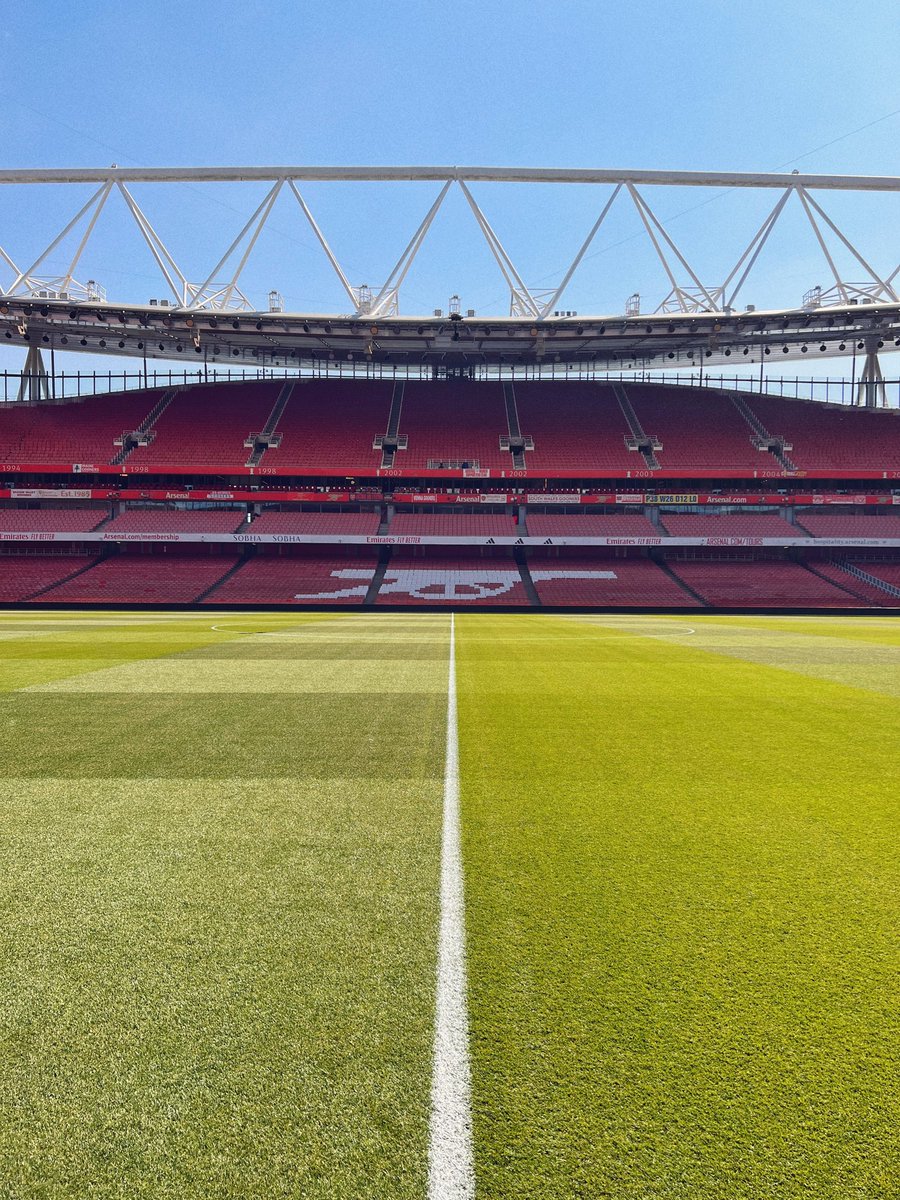 andi_whara's tweet photo. Untuk kali pertama semenjak jadi markas Arsenal, memainkan laga penentu juara liga inggris disini, come on young gons,. https://t.co/QGvQ033M70