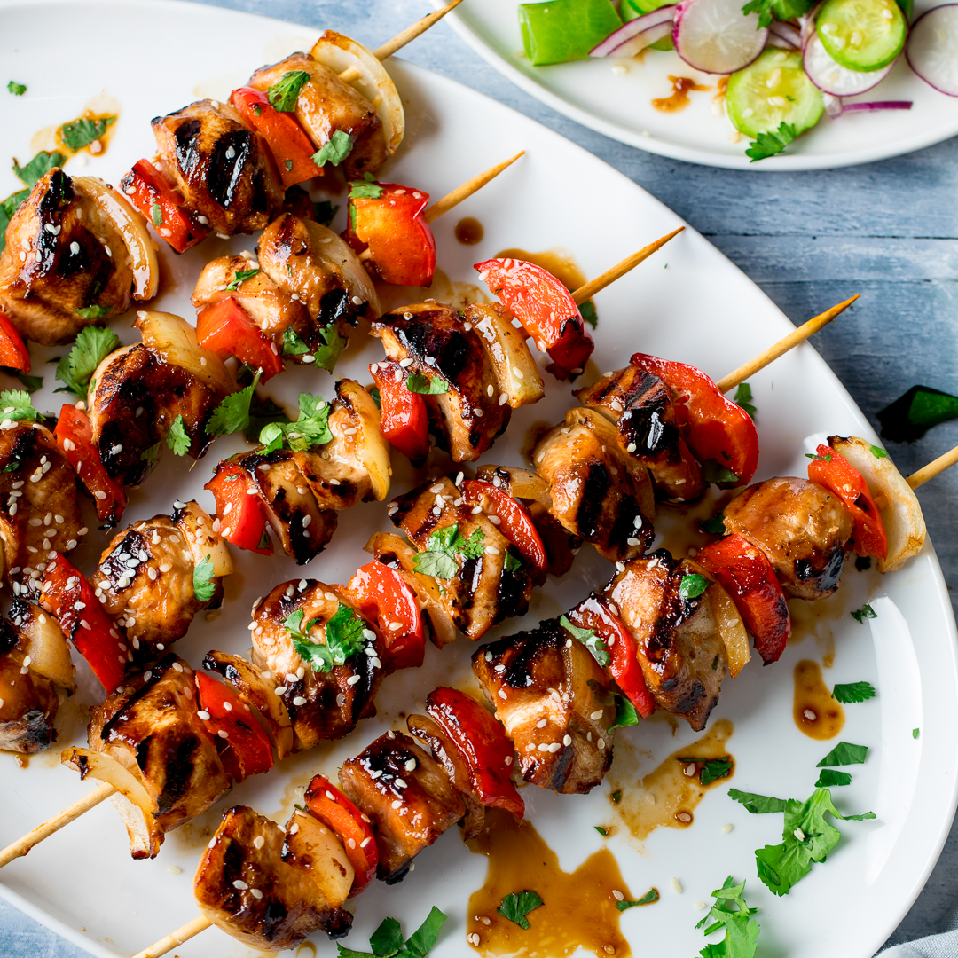 Honey Garlic Chicken Skewers Tender pieces of marinated chicken cooked on a BBQ or griddle for a sweet and smoky flavour. kitchensanctuary.com/honey-garlic-c… #chickenskewers #KitchenSanctuary #bbq