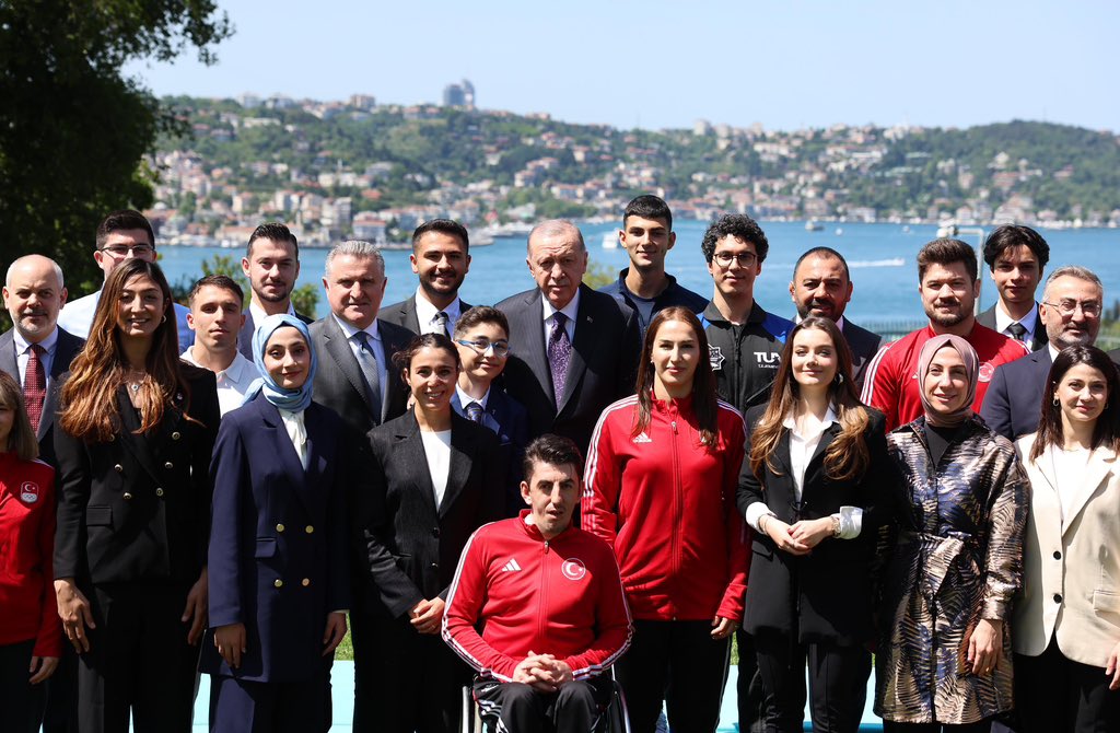 19 Mayıs Atatürk’ü Anma, Gençlik ve Spor Bayramı vesilesiyle Sayın Cumhurbaşkanımız @RTErdogan’ın ev sahipliğinde gençlerimiz ve sporcularımızla bir araya geldik. Türk sporunun ve gençliğinin her daim yanında olan Sayın Cumhurbaşkanımıza şükranlarımızı sunarız.