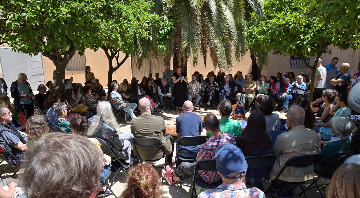 Si torno a néixer, vull ser valenciana. Marc Sempere ens ha cuinat una paella popular mentre els poetes @albacamarasa, Pau Sif, Eduard Marco i @sebastialzamora ens deien versos, seus i d’Estellés. I en acabar ens l’hem menjada. En bona companyia. #BCNpoesia @AnyEstelles